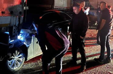 Cizre’de iki tır arasında sıkışan otomobil kağıt gibi ezildi: 1 yaralı 