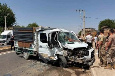 Cizre’de kamyonet ile dolmuş çarpıştı: 1’i çocuk 4 yaralı 
