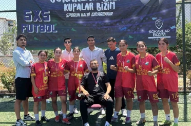 Cizreli kadınlar "5x5 Sokaklar Bizim" futbol turnuvasında bölge şampiyonu oldu 