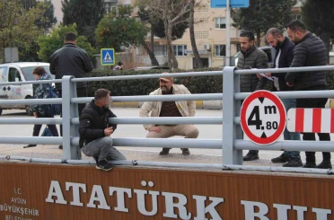 Çocuğunu görmek için alt geçidin üstüne çıkan şahıs ikna edildi 