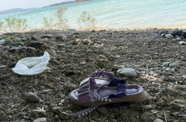 Çocuğunun terliğini almak için suya girdi, boğulup hayatını kaybetti 
