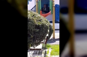 Çocuk parkı içinde sigara içen çocuklar kamerada 