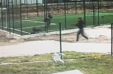 Çocuk parkında silahlı dehşet: Ateş açarak koştu 