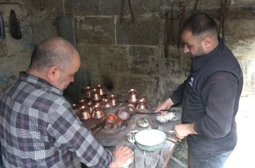 Çocuk yaşta başladığı kalaycılığı 50 yıldır sürdürüyor 