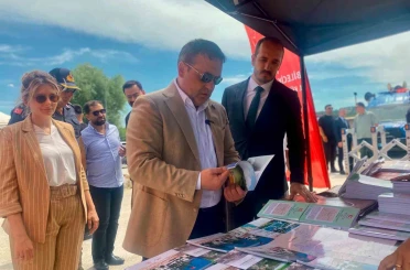 Çocuklar gezici kütüphanede kitap okudu 