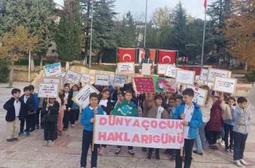 Çocuklar hazırladıkları pankartlarla günlerini kutladı 