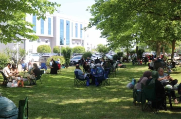 Çocuklar içeride ter döktü, aileler dışarıda piknik yaparak bekledi 