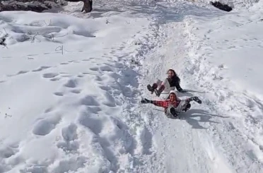 Çocuklar karın keyfini tepsi ve bidonlarla çıkardı 