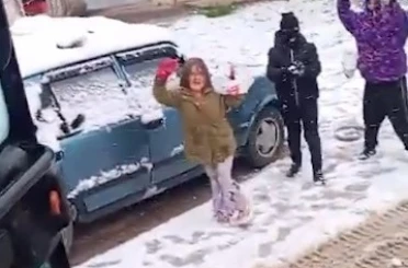 Çocuklar karları temizlemesin diye temizleme aracını kartopuna tuttu 