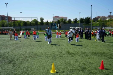 Çocuklar, öğretmenler ve veliler birlikte geleneksel oyunlar oynadı, ortaya renkli görüntüler çıktı 