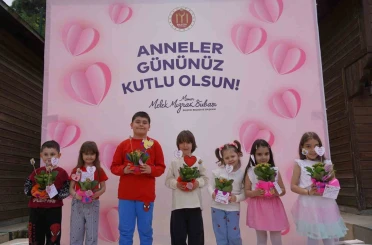 Çocuklar Sanat Sokağı’nı bu kez anneleri için renklendirdi 