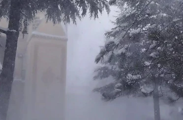 Çocuklar tipiye aldırmadı, kar topu oynadı 