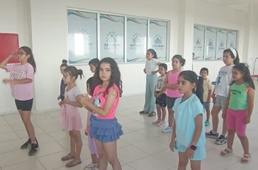 Çocuklar zumba ile hem eğleniyor hem spor yapıyor 