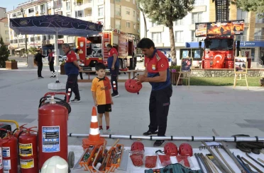 Çocuklara itfaiye ekipmanları anlatıldı 
