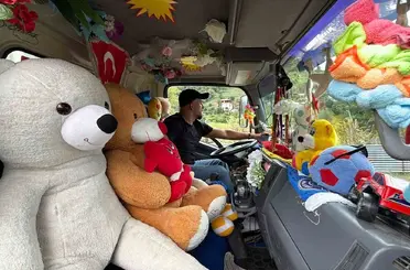 Çocukların ’kokuyor’ diye uzak durduğu çöp kamyonunu oyuncaklarla sevdiriyor
