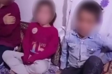 Çocuklarına kemerle işkence yapıp bir de cep telefonuyla kayıt altına aldı 