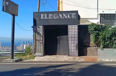 Çocuklarının gözü önünde babaya tokat atan şahsın iş yerine silahlı saldırı 