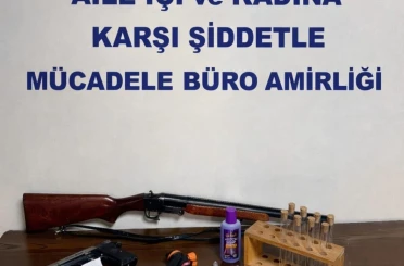 Çok sayıda suç kaydı bulunan şüphelinin evinden silah ve uyuşturucu çıktı 