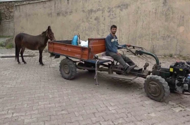 Çok sevdiği katırını peşinden hiç ayırmıyor 
