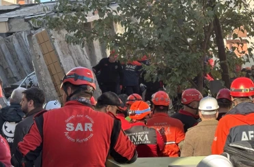 Çöken binadaki eczacı: "Belki enkaz altında biz de kalmış olacaktık"