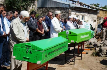 Çöken çatının altında kalan anne ve iki çocuğu toprağa verildi 