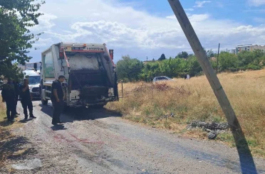 Çöp kamyonunun geri manevrası faciaya yol açtı: Temizlik görevlisinin kolu koptu 
