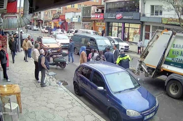 Çöp toplama kamyonuna çarpan hafif ticari araç işçiyi yaraladı: Kaza anı kamerada 