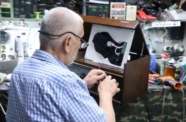 Çöpe atılmasın diye 80-100 yıllık radyoları çalışır hale getiriyor