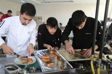 Çoruh’un incisi somon, genç şef adaylarının ellerinde yarıştı 