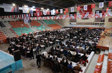 Çorum Belediyesi’nin iftar sofrasında ilk oruç açıldı 