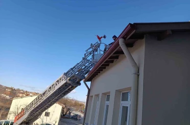 Çorum’da binanın çatısında mahsur kalan kediyi itfaiye ekibi kurtardı 