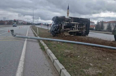 Çorum’da devrilen kamyonetteki 3 kişi küçük sıyrıklarla kurtuldu 