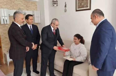 Çorum’da evde eğitim gören öğrencinin karnesini milli eğitim müdürü verdi 