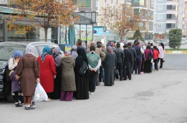 Çorum’da hamsinin kilosu 40 liraya düştü: Metrelerce uzunlukta kuyruk oluştu 