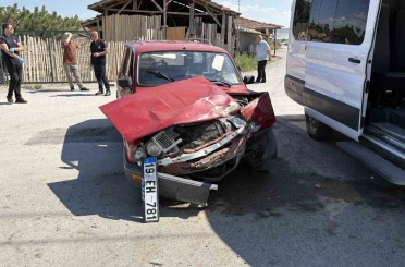 Çorum’da minibüs ile otomobil çarpıştı: 2 yaralı 