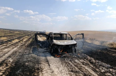 Çorum’da örtü yangınının sıçradığı hafif ticari araç küle döndü 