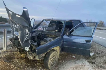 Çorum’da otomobil bariyere çarptı: 2 yaralı