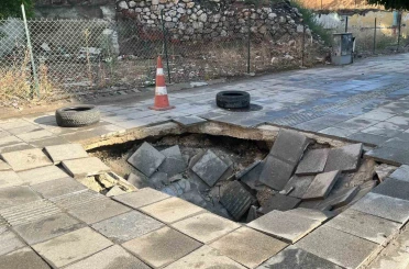 Çorum’da sağanak yağış sonrası kaldırım çöktü 