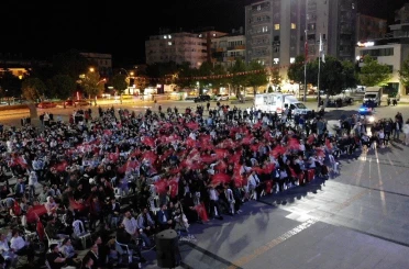 Çorum’da yüzlerce vatandaş ellerindeki Türk bayraklarıyla ‘12 Dev Adam’ı destekledi 