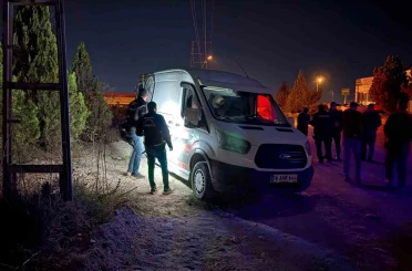 Çukura düşen aracını çıkarmaya çalışan şahsın başına saçma isabet etti