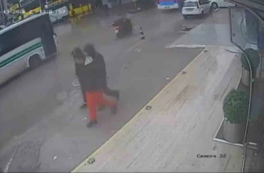 Çukura düşen motosikletli, otobüsün altında kalmaktan son anda kurtuldu 