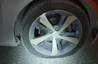 Çukura giren otomobilin lastikleri patladı 