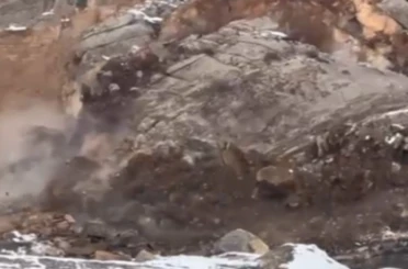 Çukurca kara yolunda kaya düşmesi kamerada 