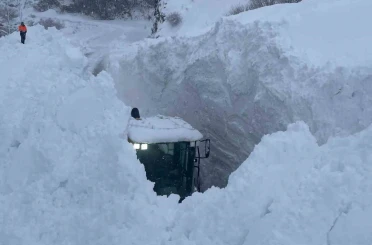 Çukurca yolunda nefes kesen çığ temizliği 