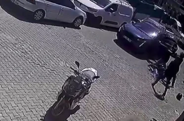 Çukurdan kaçmak için yavaşlayan motosikletliyi böyle darp etti 