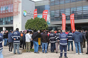 Çukurova Belediyesi’nde kriz: İşçiler alacakları için eylem yaptı 
