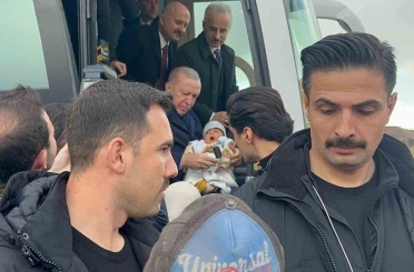 Cumhurbaşkanı Erdoğan, 4 aylık bebeği görünce konvoyu durdurdu 