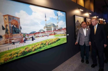Cumhurbaşkanı Erdoğan ’Beş Ressam Bir Şehir Canım İstanbul’ sergisini gezdi 