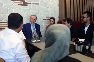 Cumhurbaşkanı Erdoğan, İstanbul’da esnafı ziyaret etti