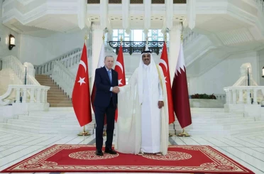 Cumhurbaşkanı Erdoğan, Katar’da resmi törenle karşılandı 